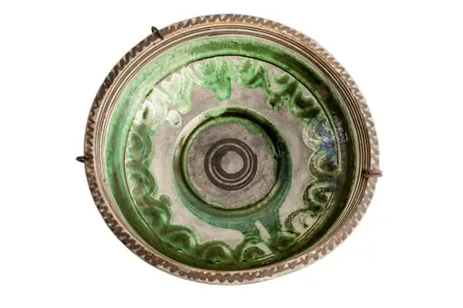 Formă tronconică; fond alb; culori: verde, maro; în centrul farfuriei este amplasată o spirală de culoare maro înscrisă într-un cerc de culoare verde cu culoare intinsă, scursă. Pe perete sînt amplasate semicercuri de culoare verde, cu contur dublu orientate către centrul farfuriei. Sub buză sînt amplasate două cercuri de culoare maro; buza decorată cu un zig -zag de culoare similară. Culorile sînt scurse., by Unknown