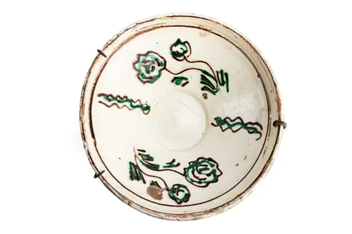 Formă tronconică; fond alb. Decorul amplasat pe peretele farfuriei constă din doi trandafiri de culoare verde, fiecare avînd și un boboc, separați de două grupuri de linii vălurite de culoare verde și maro. Folosită la decorarea interiorului țărănesc în așa numita - cameră bună., by Unknown