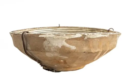 Formă tronconică; fond alb; în centrul vasului este amplasat un un cerc de culoare maro înscris în altul de culoare similară. Pe peretele vasului sînt dispuse câteva registre decorative: unul circular în care sînt plasate segmente de val de culoare verde, un altul mai lat decorat cu semicercuri cu contururi duble de culoare maro și verde, punctate la exterior; sub buza vasului în alt registru circular sînt amplasate linii vălurite de culoare cărămizie; buza vasului decorată cu un val circular de culoare maro închis. Folosită la decorarea interiorului țărănesc în așa numita - cameră bună., by Unknown