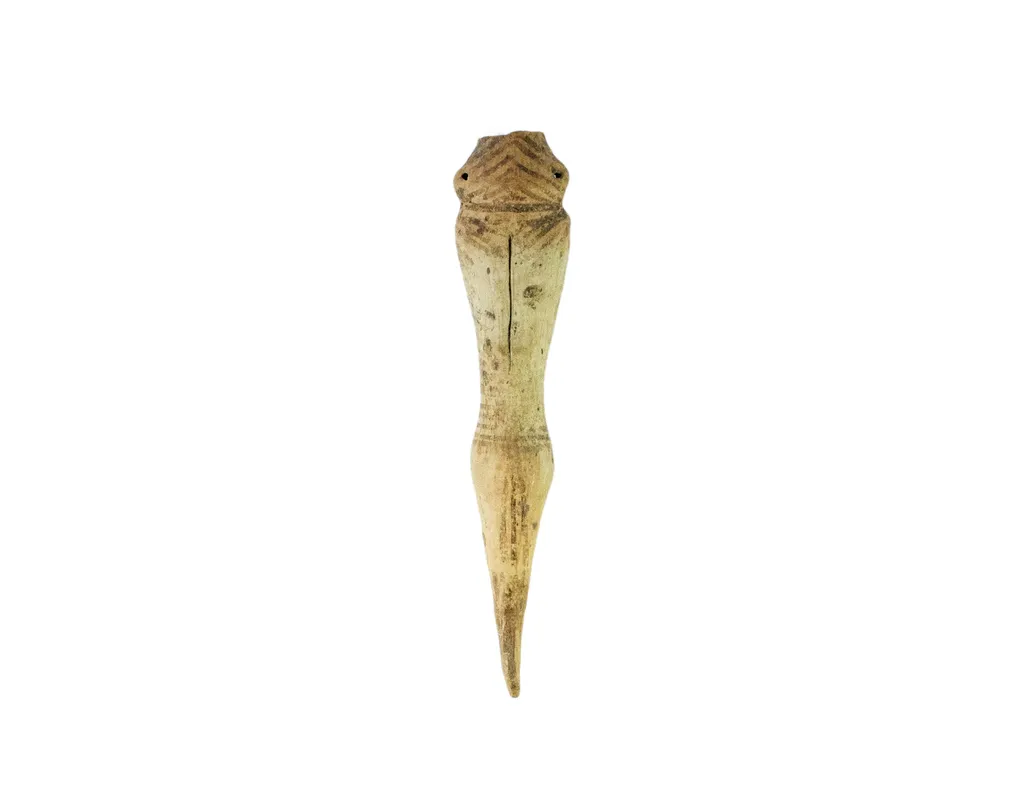fragment dintr-o statuetă antropomorfă feminină, din care se mai păstrează jumătatea inferioară cu membrele inferioare unite și bazinul inferior; ventral și dorsal, membrele sunt despărțite printr-o linie scurtă incizată, verticală; lateralele bazinului sunt punctate prin două mici perforații; vârfurile picioarelor sunt îngustate puternic și modelate lăsând impresia redării încălțărilor; a fost pictată cu roșu, cu linii scurte orizontale și oblice; liniile oblice definesc și triunghiul sexual; la picioare, gambele sunt pictate integral cu culoare; pastă fină, cărămizie, compactă, bine arsă, by Unknown, 1850