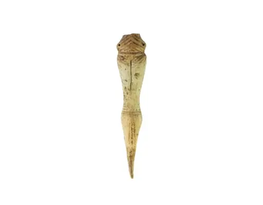 fragment dintr-o statuetă antropomorfă feminină, din care se mai păstrează jumătatea inferioară cu membrele inferioare unite și bazinul inferior; ventral și dorsal, membrele sunt despărțite printr-o linie scurtă incizată, verticală; lateralele bazinului sunt punctate prin două mici perforații; vârfurile picioarelor sunt îngustate puternic și modelate lăsând impresia redării încălțărilor; a fost pictată cu roșu, cu linii scurte orizontale și oblice; liniile oblice definesc și triunghiul sexual; la picioare, gambele sunt pictate integral cu culoare; pastă fină, cărămizie, compactă, bine arsă, by Unknown, 1850