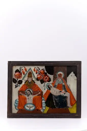 Icoana are o tematică iconografică foarte rară: în cea dintâi parte, este Sfânta Treime: Mântuitorul Iisus Hristos Răstignit pe brațele Lui Dumnezeu-Tatăl și ținut în veșmântul roșu al Pătimirii și Jertfei. Dumnezeu-Tatăl, Împărat al Cerurilor, are pe cap coroană și aureolă triunghiulară, reprezentând Sfânta Treime. Sfântul Duh este reprezentat prin porumbelul alb. Sfânta Treime are în registrul inferior o mandorlă de nouri rotunzi albi-albaștri și în registrul superior o ghirlandă din trandafiri și ramuri cu măceșe, simbolizând Grădina Raiului. În cea de-a doua parte, în dreapta, este Maica Domnului Împărăteasă ținând în brațe pe genunchi Trupul Mântuitorului Iisus Hristos, coborât de pe Cruce, plâns, jelit. Este asemenea unei Piete. Icoana este deosebită și foarte rară, prin compoziția tematică și viziunea iconografică greco-catolică. Fondul icoanei este alb-ivoriu-crem, în registrul superior și galben-solar, în registrul inferior. Cromatica este armonioasă: roșu vermillon-trandafiriu, brun-roșcat-acajou, galben-solar, albastru bleu-ciel, gri, alb , negru. Icoana este din Nordul Transilvaniei, Nicula., by Unknown