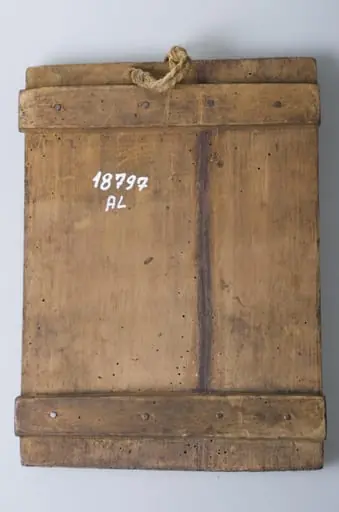 Icoană de formă rectangulară, pictată pe lemn în ulei, reprezentând tema „Izvorul tămăduirii”; Maica Domnului este redată în registrul superior, deasupra unei fântâni; în registrul inferior sunt redate două personaje care o venerează; imaginea este încadrată într-o ramă de culoare aurie înspre interior și albastră înspre exterior; pe verso-ul icoanei sunt prinși doi lați, bătuți în cuie; la partea superioară prezintă sistem de agățare cu funie., by Unknown