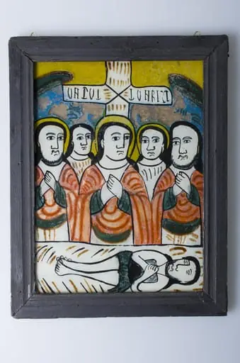 Icoana este pictată pe sticlă, având tema "Plângerea lui Iisus"; în registrul secund este ilustrat Iisus întins pe lințoliu, în jurul lui aflându-se un grup de cinci persoane, în mijlocul lor fiind reprezentată Sfânta Fecioară. Pe verso, de rama din lemn, pentru a proteja icoana, sunt prinse câteva scânduri. Rama este realizată din lemn de brad cu elemente profilate pe latura interioară, grunduită. Cromatica: alb; negru; roșu; galben; albastru; culoarea patinată a lemnului (rama)., by Unknown