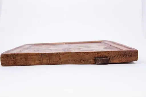 Icoana este un prăznicar, cu patru scene, fiind împărțită de o cruce, asemenea unei ferestre. Icoana are pictura deteriorată, fiind mari pierderi de culoare, astfel scenele iconografice nefiind foarte clar dezvăluite. În registrul superior, pornindu-se prezentarea în ordinea acelor de ceasornic, prima este Acoperământul Maicii Domnului, minune săvârșită în Biserica din Vlaherne, unde toți sfinții și oamenii sunt luați sub Acoperământul omoforului Maicii Domnului. Următoarea scenă îi reprezintă pe Sfinții Apostoli Petru și Pavel, întemeietorii Bisericii sobornicești și apostolicești. În registrul inferior sunt Sfinții Mari Mucenici Dimitrie Izvorâtor de Mir și Gheorghe Purtător de Biruință. Trăsăturile chipurilor sfinților sunt expresive. Cromatica este armonioasă, chiar dacă este sumară și mai săracă, prin deteriorare: brun, cafeniu, bej, crem, alb, negru., by Unknown