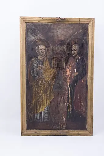 Icoana îi prezintă pe Sfinții Apostoli Petru și Pavel. Sfântul Petru, înveșmântat în verde și roșu, are în mâna dreaptă cheile Împărăției Cerești și în mâna stângă Sfânta Evanghelie. Apostolul Pavel, este înveșmântat în roșu și galben, are sabia și spada Cuvântului. Prezentarea celor doi apostoli este una simetrică și echilibrat-compozițională. Sfinții Apostoli susțin cu mâinile o Biserică, simbolul bisericii apostolice și sobornicești, un chivot sfințit. Chipurile sunt foarte expresive, cu trăsături fine. Cromatica este armonioasă: roșu vermillon, albastru bleu-ciel, brun, galben-ocru, alb, negru. Inscripția este indescifrabilă., by Unknown