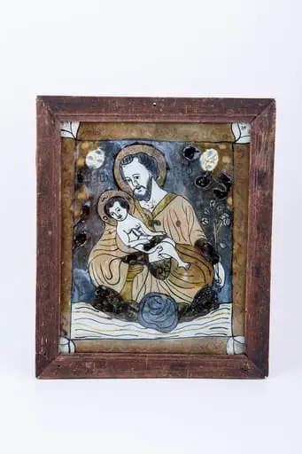 Icoana îl reprezintă pe Sfântul și Dreptul Iosif, logodnicul Sfintei Fecioare Maria, ținându-L pe Pruncul Iisus Hristos în brațe. Această tematică iconografică este mai rară, întâlnită mai mult în pictura apuseană, catolică. Sfântul Iosif este îmbrăcat în veșminte brune, bej, nisipii - culorile monahismului. Are aureolă de sfânt și în mâna stângă ține un lujer de crin înflorit, aducând aminte de BunaVestire, la care Maica Domnului a primit Crinul de la Îngerul Arhanghel Gavriil. O altă interpretare a elementului fitomorf-vegetal este vis-a-vis de ceea ce se spunea despre Sfântul Iosif, în vârstă logodnic, că era singurul dintre văduvi din Israel, al cărui baston înflorea, arătându-l vrednic de fericita Logodnă cu Sfânta Fecioară Maria. Pruncul Iisus Hristos este dezbrăcat ca un prunc și ține în mânuțe un hrisov înfășurat. Tematica este încadrată de un chenar decorativ geometrizant, format din elemente fitomorfe. Cromatica este armonioasă, dar săracă în nuanțe, predominând culoriile pământii: brun, maro, gri, negru, indigo, bej, kaki, alb. Albul Trupului pruncului Iisus Hristos se leagă armonios semantic, artistic și teologic cu Crinul Fecioriei, sau bastonul văduviei drepte mereu înflorit duhovnicește. Icoana este de Laz, Valea Sebeșului. Inscripția din româno-chirilică se traduce Iosif IC XC Iisus Hristos., by Unknown