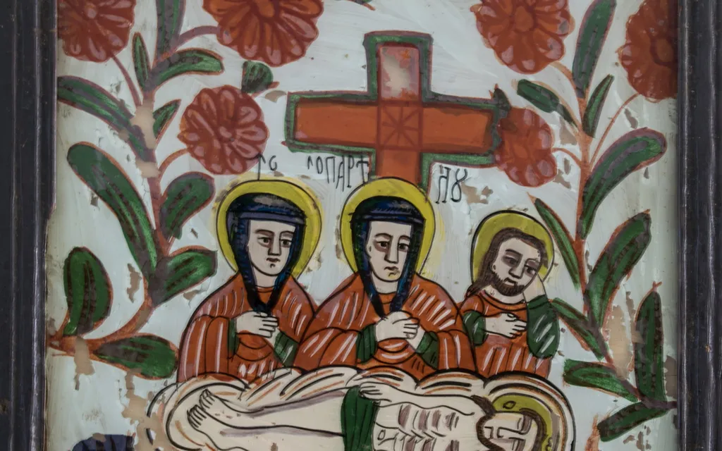 Icoana redă momentul următor coborârii de pe cruce, jelirea lui Hristos, într-o manieră specifică fazei de decădere a picturii pe sticlă. În centrul compoziției, Isus întins pe piatra din Efes(modul cum este pictată arată că iconarul nu cunoștea semnificația), pe un giulgiu alb. În variantele niculene ale Plângerii, scena se reduce la prezența a doar trei personaje, aici două femei(Fecioara Maria în mijloc, una dintre mironosițe) și, ușor retras în spate, gânditor, un apostol tânăr cu barbă(posibil Sf. Ioan Evanghelistul, deși acesta era imberb) .Isus este întins, cu ochii închiși, părul lăsat pe umeri, trăsături anatomice redate schematic, în jurul mijlocului o eșarfă verde.În jurul capului are nimbul cruciger cu însemnele consacrate, prescurtarea de la Iahve(Eu sunt Cel ce sunt) Cele două Marii au fețele triste, trăsături pătrățoase, ținînd mâinile la piept, semn de jale. Pe cap au câte o broboadă neagră. Veșmintele în culorile consacrate, predominant roșii, cu accente de verde. Aureole în jurul capului, deși în iconografie nimbul se atribuie mai târziu unor persoane. Crucea, pictată în roșu(chenar verde) străjuiește simbolic scena. Câmpul bleu este inundat de tulpini sinuase cu câte trei flori mari, roșii, conturul amintind de centrele din Boemia. Pământul este sugerat de o porțiune galben ocru, lângă catafalc două flori întunecate(lalele) Inscripția, destul de neclară și trunchiată, este scrisă cu litere negre inegale sub brațele crucii. Compoziția este echilibrată iar cromatica este dominată de roșu, în dezacord cu tema. Rama profilată este vopsită cu negru, îmbinare oblică ;dos- lemn subțire de brad; Pictura este exfoliată în multe locuri., by Unknown, 1850
