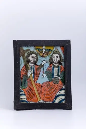 Icoana reprezintă Sfânta Treime. Dumnezeu-Tatăl are globul pământesc albastru pe genunchi și arătă către Fiul Iisus Hristos Binecuvântând lumea. Dumnezeu-Fiul are Crucea galbenă-aurie pe umărul drept și arătă către Dumnezeu-Tatăl. Dumnezeu-Tatăl și Dumnezeu-Fiul sunt înveșmântați în roșu vermillon și verde smarald cu albastru cobalt. Deasupra, în registrul superior este un soare galben, din care pe un mănunchi de raze luminoase, se pogoară Sfântul Duh, sub forma porumbelului alb. Astfel este prezentă întreaga Sfântă Treime. Între Dumnezeu-Tatăl și Fiul este un spațiu luminos de galben. Fondul icoanei este cerul albastru cobalt-regal, înconjurat de lumina galbenă-solară. Cromatica este luminoasă și armonioasă: roșu vermillon, albastru regal și cobalt, galben chihlimbar, verde smarald, gri, alb, negru.Inscripția din româno-chirilică se traduce Treime. Icoana este din Nordul Transilvaniei, Nicula., by Unknown