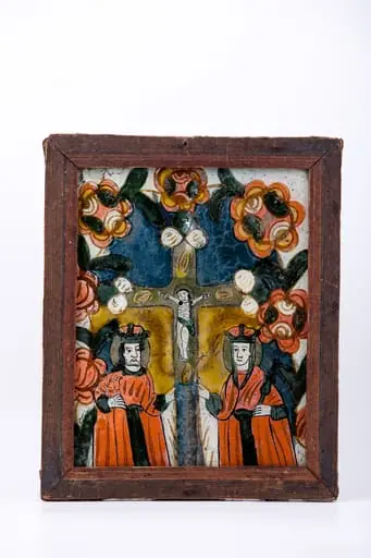 În centrul icoanei este Crucea albastră-galbenă, pe care este Răstignit Mântuitorul Iisus Hristos, iar în dreapta crucii este Sfântul Împărat Constantin și în stânga este Împărăteasa Elena, mama sa. În spatele Crucii este un spațiu galben izvorâtor de lumină. Crucea găsită este susținută cu bucurie de cei doi sfinți. Veșmintele Sfinților Constantin și Elena sunt într-o combinație de roșu vermillon și gri antracit. Spațiul galben de lumină duce gândul la Crucea de lumină apărută pe cer In hoc signo vinces - prin acest semn vei învinge. Icoana este bogat ornamentată de culoare, lumină și detalii semnificative, elemente decorative geometrizante - ovaluri galbene de lumină și brațele crucii au terminații trilobale albe. Fondul icoanei este cerul albastru ceruleum. Întreaga compoziție este încadrată armonios de un chenar fitomorf, format din rujele de Nicula, 7 trandafiri mari roșii cu striații galbene. Cromatica este armonioasă și senină: roșu vermillon, galben-chihlimbar, albastru cerulauml, gri antracit, alb, negru. Icoana este de Nicula. De menționat este că în icoană apare Mântuitorul Iisus Hristos Răstignit pe Crucea, susținută de Sfinții Constantin și Elena., by Unknown, 1850