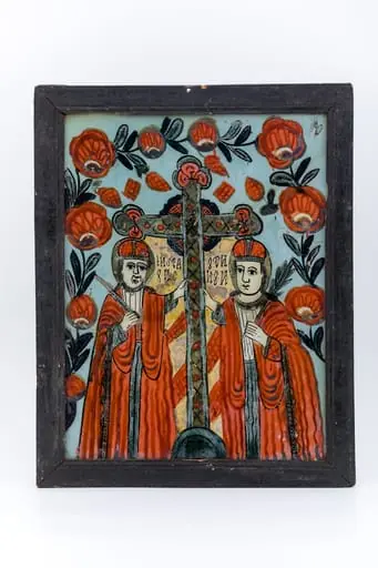 În centrul icoanei este Crucea bronzie, iar în stânga crucii este Sfânta Împărăteasă Elena, și în dreapta este Împăratul Constantin. Veșmintele sfinților împărați sunt pictate cu roșu vermillon și gri-albăstrui. Poartă coroane împărătești și aureole de sfinți, mantiiile de împărați le au prinse la gât cu fibulă. Crucea este bronzie și are capetele brațelor cu elemente decorative trilobate roșii vermillon somon. În spatele Crucii sunt elemente fitomorfe și o cunună de Rusalii. Fondul este cerul albastru bleu-ciel regal senin. Întreaga compoziție iconografică este încadrată de un chenar decorativ fitomorf, format dintr-o bogată ghirlandă de trandafiri-bujori, formată din 9 ruje roșii cu bobocei. În interiorul icoanei este un spațiu galben luminos cu umbre roșii paralele. Cromatica este armonioasă: roșu vermillon-somon, albastru bleu-ciel regal, gri, bej, crem, bronziu, brun, ocru, alb, negru. Inscripția în româno-chirilică se traduce Constantin și Elena. Icoana este din Nordul Transilvaniei, Nicula., by Unknown