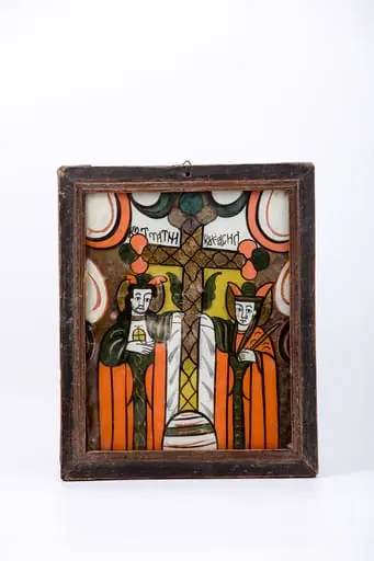 În centrul icoanei este Crucea galben-bronzie, împodobită decorativ cu linii șerpuitoare negre. În dreapta crucii este Sfântul Împărat Constantin și în stânga este Împărăteasa Elena, mama sa, cu numele lor deasupra inscripționate. În spatele Crucii este un spațiu galben izvorâtor de lumină. Crucea găsită este susținută cu bucurie de cei doi sfinți. Veșmintele Sfinților Constantin și Elena sunt într-o combinație de roșu vermillon și verde kaki-brun. Spațiul galben de lumină duce gândul la Crucea de lumină apărută pe cer In hoc signo vinces - prin acest semn vei învinge. Icoana este bogat ornamentată de culoare, lumină și detalii semnificative, elemente decorative geometrizante - romburi ondulatorii negre și brațele crucii au terminații trilobale roșii, verzi și gri. Fondul icoanei este alb și brun-bronziu. Întreaga compoziție este încadrată armonios de un chenar decorativ geometrizant, format din semisfere alb-roz. Cromatica este armonioasă și senină: roșu vermillon, roz, galben-chihlimbar, verde kaki, brun-bronziu, gri antracit, alb, negru. Icoana este de Nicula. Inscripția din româno-chirilică se traduce Sf Constantin Sf Elena., by Unknown