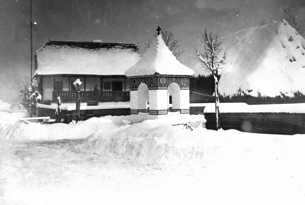 Începuturile Muzeului Satului Românesc. Troița din Rășinari și gospodăria din Drăguș, jud. Brașov (1936), by Unknown, 1936