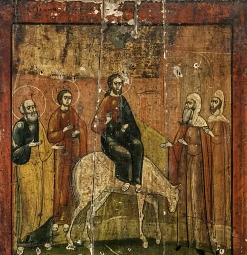 Intrarea Domnului în Ierusalim este redată conform erminiilor, cu un număr redus de personaje. Central, Iisus călare pe un asin(asină) alb, binecuvântând, urmat de ceata apostolilor(aici doi, probabil Sfântul Petru și apostolul Ioan), este întâmpinat de doi preoți(simbolizând mulțimile. Iconarul nu a mai redat ramurile de finic, scena fiind schematizată, accentuând mai mult starea de tensiune din săptămâna următoare. Isus este înveșmântat cu chiton roșu și himation albastru, în jurul capului are nimbul cruciger. Apostolul Petru are părul și barba albe, chitin verde și himation bej, iar apostolul Ioan, tânăr, fără barbă, veșmânt lung, roșu.Toți trei sunt desculți. Evreii care îl întâmpină pe Hristos poartă veșmintele specifice epocii. În partea de sus, pe fondul aurit care acoperă o porțiune dreptunghiulară deasupra zidurilor cetății, abia vizibile, aripile unor puteri cerești. În partea de jos, relieful- benzi în tonuri de culoare verde. Compoziția este dinamică, chipurile expresive, gesturile bine realizate. Linia desenului este fluidă, sigură. Cromatica este armonioasă, restrânsă, dominată de culori de pământ, brun, roșcate.Bordura roșiatică lată, specifică icoanelor de tip krashnuska. Inscripție pe chenar, în partea superioară. Mici deteriorări ale stratului pictural, blaturile desprinse., by Unknown