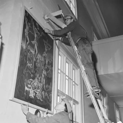 Limingan kirkon uudistustyöt päättymässä: suurta seinämaalausta asetetaan paikoilleen 24.9.1958., by Unknown