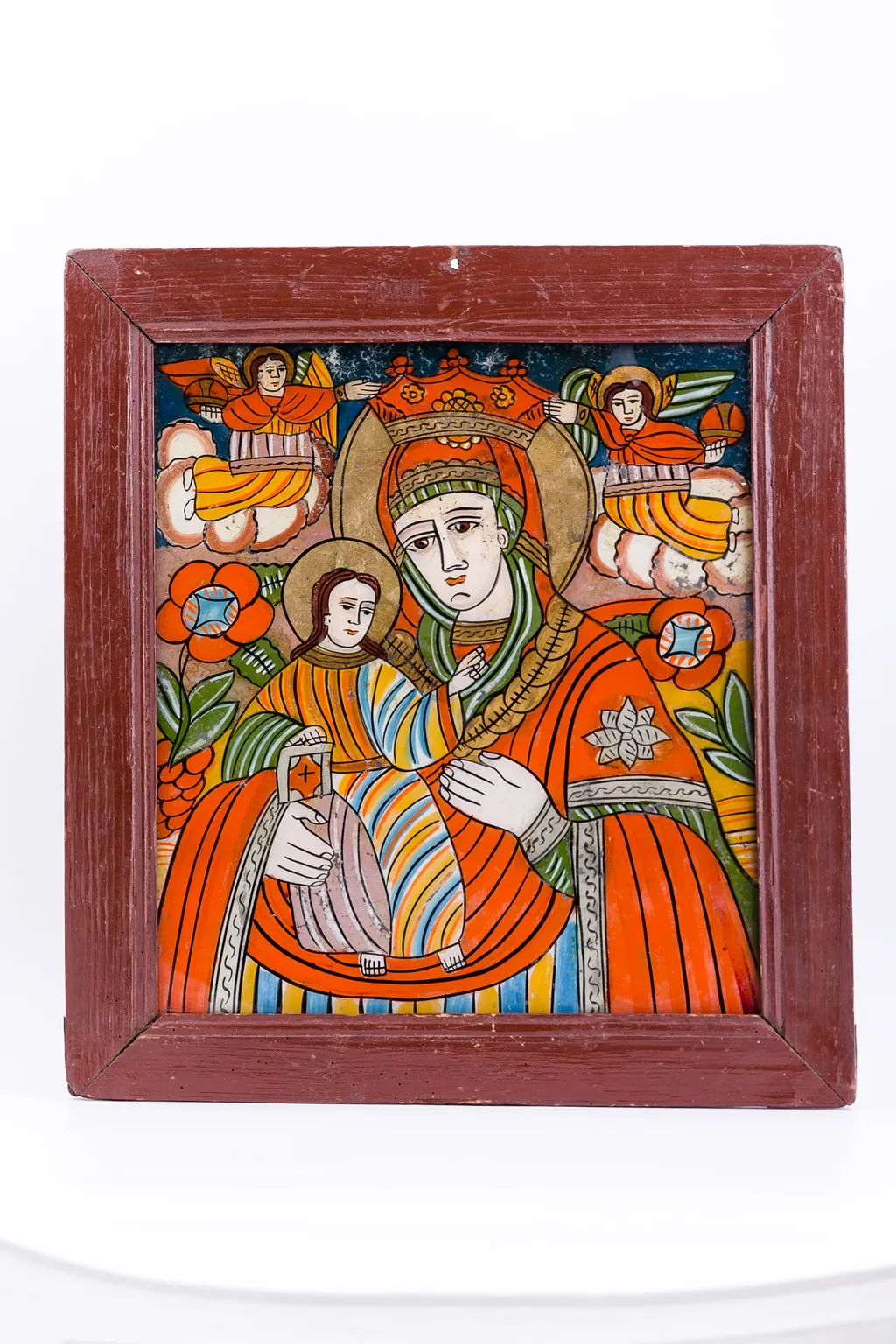 Maica Domnului este reprezentată ținând în brațe Pruncul Iisus Hristos care ține cu mâna dreaptă Sfânta Scriptură pe genunchi și Binecuvântează cu mâna stângă, arătându-ne-o pe Maica Domnului. Maica Domnului arată calea cu mâna stângă, deci este Hodighitria. Maica Domnului este înveșmântată în mantie cu maforion roșu vermillon, cu interiorul verde fin-dungat cu alb, are coroniță de Împărăteasa Cerurilor, salbă de aur și aureolă. Pruncul Iisus Hristos este înveșmântat în auriu ocru-brun-bronziu, cu fine nervuri-striații verzi și alb-albastre, are părul mai lung, până la umeri și are aureolă. Fondul icoanei este cerul de culoarea albastru ultramarin bleumarin. În registrul superior, de o parte și de alta, sunt Sfinții Arhangheli Mihail și Gavriil, susținând coronița de Împărăteasă. Sfinții Arhangheli au și globul pământesc cu crucea, simbolul chivotului sfințit. Au aripile verzi și stau îngenuncheați pe mandorle de nouri rotunzi albi-crem. Cromatica este armonioasă și caldă: roșu vermillon, alb, albastru bleu-ciel, verde kaki, auriu, ocru-brun-bronziu. Icoana este de Țara Oltului., by Unknown, 1850