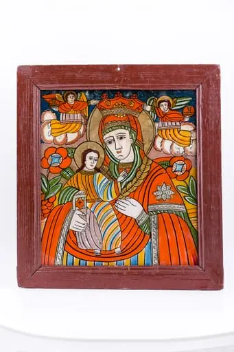 Maica Domnului este reprezentată ținând în brațe Pruncul Iisus Hristos care ține cu mâna dreaptă Sfânta Scriptură pe genunchi și Binecuvântează cu mâna stângă, arătându-ne-o pe Maica Domnului. Maica Domnului arată calea cu mâna stângă, deci este Hodighitria. Maica Domnului este înveșmântată în mantie cu maforion roșu vermillon, cu interiorul verde fin-dungat cu alb, are coroniță de Împărăteasa Cerurilor, salbă de aur și aureolă. Pruncul Iisus Hristos este înveșmântat în auriu ocru-brun-bronziu, cu fine nervuri-striații verzi și alb-albastre, are părul mai lung, până la umeri și are aureolă. Fondul icoanei este cerul de culoarea albastru ultramarin bleumarin. În registrul superior, de o parte și de alta, sunt Sfinții Arhangheli Mihail și Gavriil, susținând coronița de Împărăteasă. Sfinții Arhangheli au și globul pământesc cu crucea, simbolul chivotului sfințit. Au aripile verzi și stau îngenuncheați pe mandorle de nouri rotunzi albi-crem. Cromatica este armonioasă și caldă: roșu vermillon, alb, albastru bleu-ciel, verde kaki, auriu, ocru-brun-bronziu. Icoana este de Țara Oltului., by Unknown