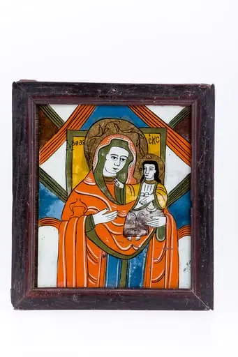 Maica Domnului îl ține în brațe pe Pruncul Iisus Hristos care Binecuvântează cu mâna dreaptă și arată înspre Maica Domnului. Maica Domnului arată calea cu mâna dreaptă, deci este Hodighitria. Maica Domnului este înveșmântată în mantie cu maforion roșu vermillon și sacos albastru, cu interiorul verde, are peste maforiom aureolă. Maforiomul este împodobit cu puncte mici albe. Pruncul Iisus Hristos este înveșmântat în gri și auriu ocru-brun-bronziu, cu interiorul căptușit cu verde și are aureolă. Fondul icoanei este format dintr-un caroiaj alb-albastru, cu marginile verzi și acajou-cărămizii. Compoziția geometrică, formată din romburi suprapuse, ne trimite gândul la nimbul de Slavă de Lumină de la Schimbarea la Față a Mântuitorului Iisus Hristos pe Muntele Tabor. Cromatica este armonioasă, tomnatică, specifică Niculei: roșu vermillon, alb, albastru cobalt, verde, kaki, auriu, ocru-brun-bronziu, brun, alb, negru. Inscripția din româno-chirilică se traduce MP IC XC Maica Domnului Iisus Hristos., by Unknown