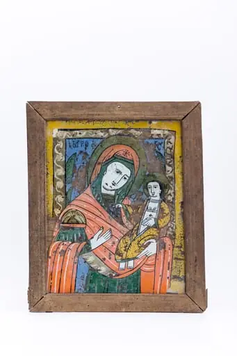 Maica Domnului îl ține în brațe pe Pruncul Iisus Hristos care are în mâna stângă un hrisov înfășurat și Binecuvăntează cu mâna dreaptă. Maica Domnului arată calea cu mâna dreaptă, deci este Hodighitria. Maica Domnului este înveșmântată în mantie cu maforion roșu vermillon și sacos albastru-vernil, are peste maforiom aureolă. Pruncul Iisus Hristos este înveșmântat în alb și auriu ocru-brun-bronziu, și are aureolă. Fondul icoanei este cerul de culoarea albastru cobalt deschis. Întreaga compoziție iconografică este încadrată de un chenar decorativ geometrizant galben-ocru, cu linia albă șerpuitoare, semnificând ideea de veșnicie, de mărturisire. Cromatica este armonioasă, tomnatică, specifică Niculei: roșu vermillon, alb, albastru cobalt, verde, kaki, auriu, ocru-brun-bronziu. Inscripția din româno-chirilică se traduce MP IC XC Maica Domnului Iisus Hristos., by Unknown