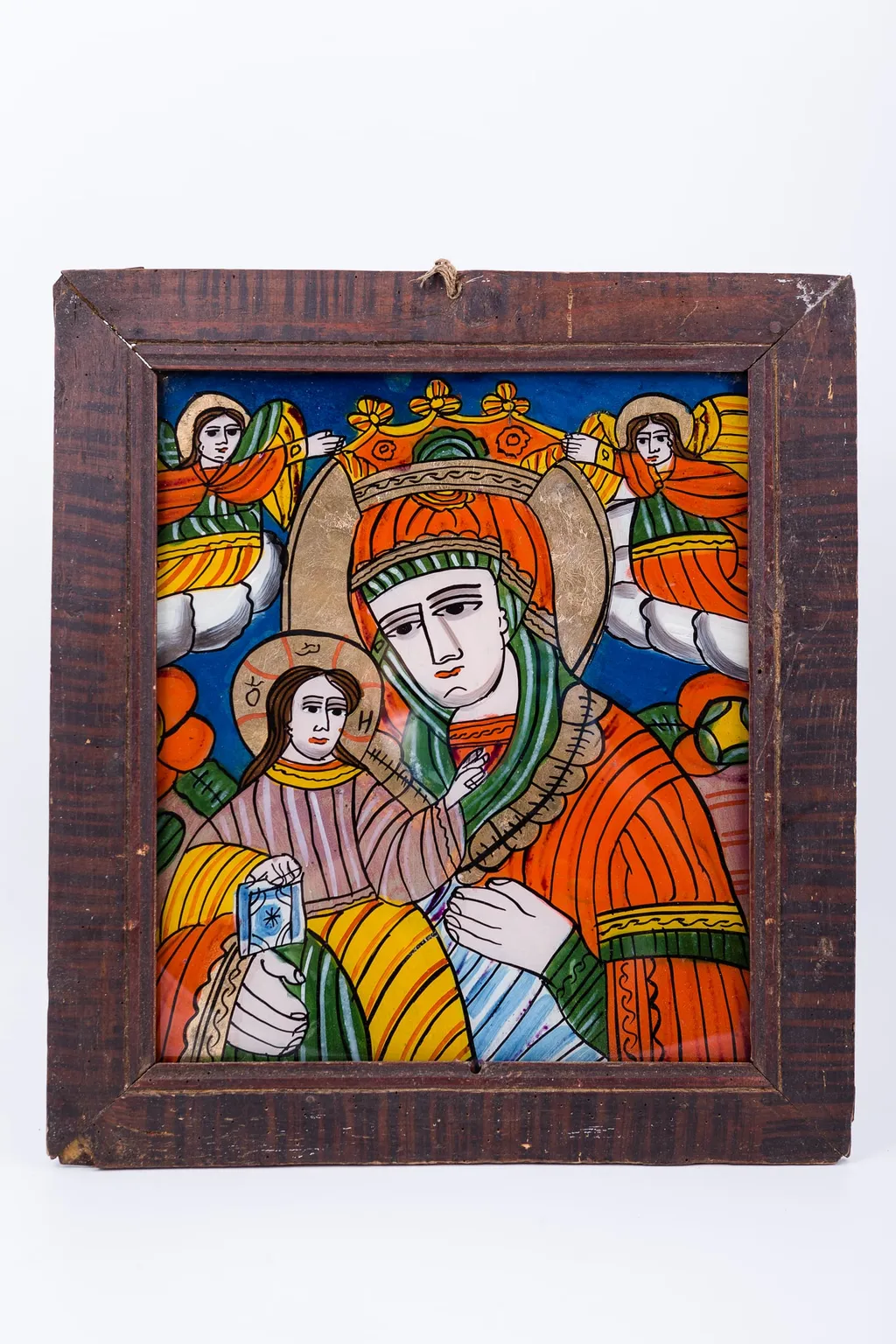 Maica Domnului Împărăteasă a Cerurilor îl ține în brațe pe Pruncul Iisus Hristos. Maica Domnului este îmbrăcată cu mantie cu maforion roșu vermillon, cu interiorul căptușit cu verde-brad și cu marginile manșetelor bej-bronzii. Poartă aureolă și coroniță de împărăteasă. Pruncul Iisus Hristos este îmbrăcat cu ocru și gri, are aureolă și ține în mâna dreaptă pe genunchi Sfânta Evanghelie și arată cu mâna stângă către Maica Domnului. În registrul superior îndepărtat sunt ocrotitori și păzitori Sfinții Arhangheli Mihail și Gavriil, așezați cu picioarele pe nori rotunzi, albi. Sfinții Arhangheli așează coronița de împărăteasă pe capul Maicii Domnului. Fondul icoanei este cerul albastru ultramarin. Tematica este deosebită și frecvent întâlnită în Țara Oltului. Cromatica este armonioasă, caldă și luminoasă: roșu vermillon, verde spanac-avocado, verde brad, galben-ocru, albastru bleu-ciel, cobalt, alb, negru., by Unknown, 1850