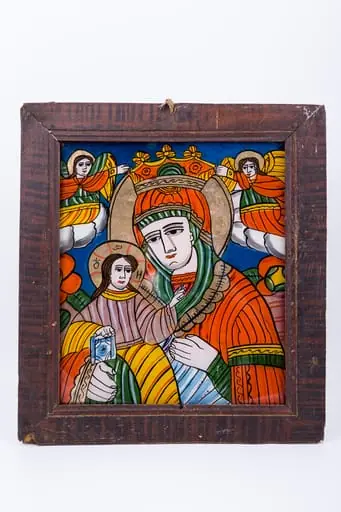 Maica Domnului Împărăteasă a Cerurilor îl ține în brațe pe Pruncul Iisus Hristos. Maica Domnului este îmbrăcată cu mantie cu maforion roșu vermillon, cu interiorul căptușit cu verde-brad și cu marginile manșetelor bej-bronzii. Poartă aureolă și coroniță de împărăteasă. Pruncul Iisus Hristos este îmbrăcat cu ocru și gri, are aureolă și ține în mâna dreaptă pe genunchi Sfânta Evanghelie și arată cu mâna stângă către Maica Domnului. În registrul superior îndepărtat sunt ocrotitori și păzitori Sfinții Arhangheli Mihail și Gavriil, așezați cu picioarele pe nori rotunzi, albi. Sfinții Arhangheli așează coronița de împărăteasă pe capul Maicii Domnului. Fondul icoanei este cerul albastru ultramarin. Tematica este deosebită și frecvent întâlnită în Țara Oltului. Cromatica este armonioasă, caldă și luminoasă: roșu vermillon, verde spanac-avocado, verde brad, galben-ocru, albastru bleu-ciel, cobalt, alb, negru., by Unknown