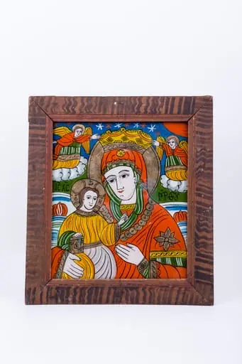 Maica Domnului Împărăteasă a Cerurilor, pe tron așezată, îl ține în brațe pe Pruncul Iisus Hristos. Maica Domnului este îmbrăcată cu mantie cu maforion roșie vermillon, cu interiorul căptușit cu verde și cu marginile manșetelor galben-aurii. Poartă aureolă și coroniță de împărăteasă, salbă aurie la gât. Pruncul Iisus Hristos este îmbrăcat cu ocru, verde și gri, are aureolă și ține pe genunchi Sfânta Evanghelie închisă și arată către Maica Domnului. În registrul superior îndepărtat sunt ocrotitori și păzitori Sfinții Arhangheli Mihail și Gavriil, așezați cu picioarele pe nori rotunzi, albi. Tematica este deosebită și frecvent întâlnită în Țara Oltului. Cromatica este armonioasă, caldă și luminoasă: roșu vermillon, verde spanac-avocado, galben-ocru, albastru bleu-ciel, alb, negru. Inscripția din româno-chirilică se traduce Maica Domnului MP Iisus Hristos IC XC, by Unknown