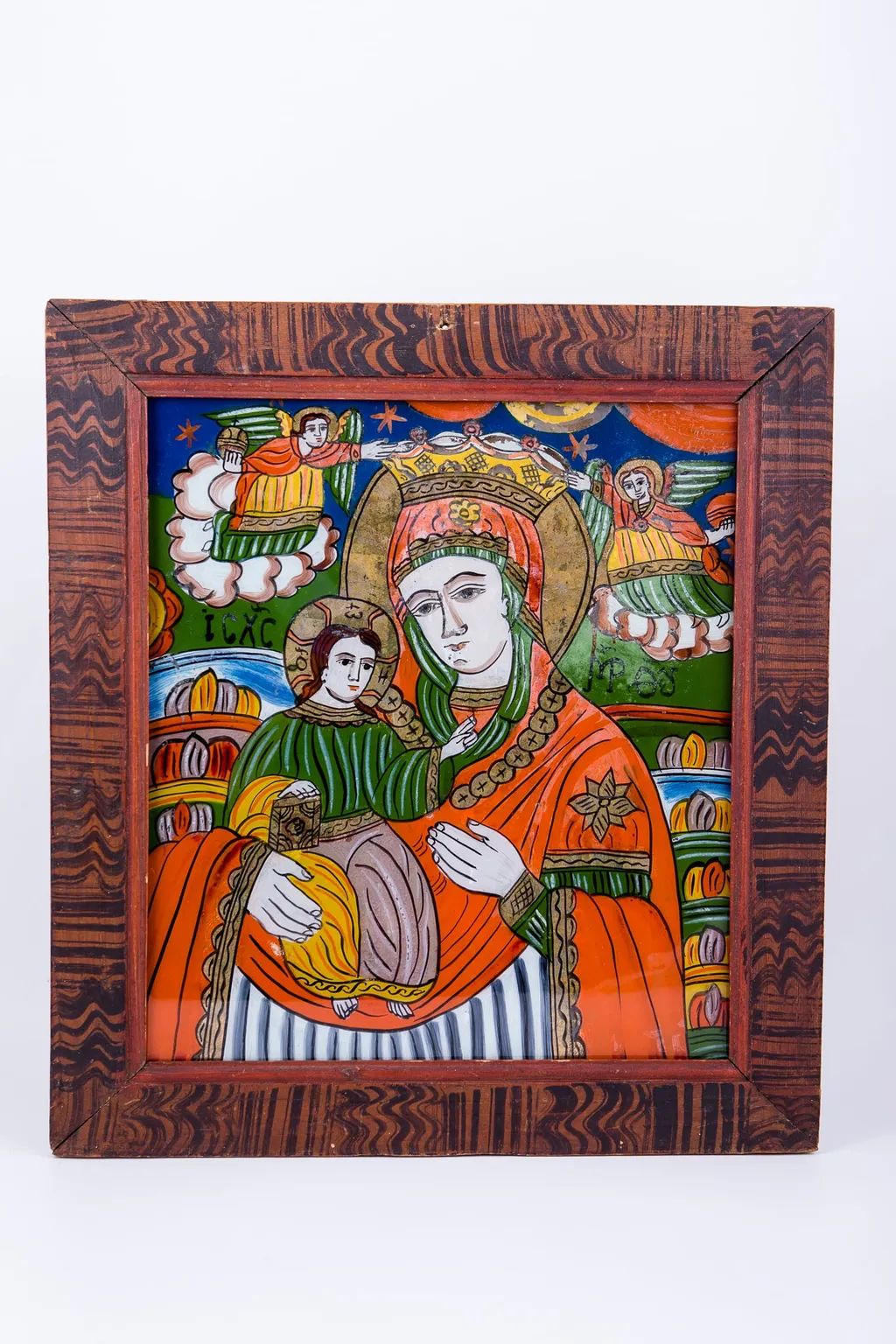 Maica Domnului Împărăteasă a Cerurilor, ține Pruncul Iisus Hristos, în brațe. Maica Domnului este îmbrăcată cu mantie cu maforion roșu vermillon, cu interiorul căptușit cu verde închis și albastru dungat cu alb. Poartă aureolă, coroniță de împărăteasă și salbă aurie din bănuți. Pruncul Iisus Hristos este îmbrăcat cu brun și verde și are aureolă și Sfânta Evanghelie închisă în mâna dreaptă și binecuvântează cu mâna stângă. În registrul superior sunt ocrotitori și păzitori Sfinții Arhangheli Mihail și Gavriil, cu mâinile atingând coronița Maicii Domnului Împărătese. Cromatica este armonioasă, caldă și luminoasă: roșu vermillon, verde spanac-avocado, galben-chihlimbar-ocru, albastru ceruleum bleu-ciel, brun, gri, alb, negru. Inscripția din româno-chirilică se traduce Maica Domnului MP Iisus Hristos IC XC. Icoana este de Șcheii Brașovului, Țara Oltului., by Unknown, 1850