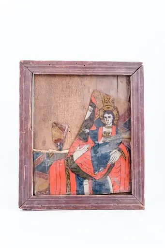 Maica Domnului ține în brațe Pruncul Iisus Hristos arătându-L ca fiind Calea, Adevărul și Viața. Este Maica Domnului Hodighitria. Maica Domnului este înveșmântată în mantie cu maforion roșu vermillon și interiorul căputușit cu albastru și sacos verde - nuanță de spanac-avocado. Pruncul Iisus Hristos este înveșmântat în albastru ceruleum, cu aureolă. Fondul icoanei este albastru cu un chenar decorativ geometrizant, format din romburi și triunghiuri albastru și ocru. Cromatică: roșu vermillon, verde, abastru, alb, ocru-brun-bronziu. Inscripția din româno-chirilică se traduce MP IC XC Maica Domnului Iisus Hristos. Icoana este de Țara Oltului. Este spartă., by Unknown