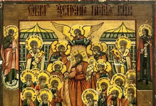 Maica Domului, întinsă pe catafalcul drapat cu material verde, deasupra Iisus Hristos, înconjurat de 5 îngeri(inscripția A:G.pe nimb, ține sufletul Maicii(în fomră de prunc înfășat)pe mâna stângă, iar cu dreapta binecuvântează. Maica are mâinile împreunate pe piept,stola verde cu falduri albe, marforion roșu cu stelele Fecioriei. În jurul catafalcului: Sfântul Kiril Ierosa și sfântul apostol Petru cădelnițând, la picioare Sf. Pavel cu veșmântul stergându-și ocii, Sf. Andrei, alături de alți sfinți ierarhi și apostoli: Sf.Vartolomei, Sf. apostol, ,Sf. Apostol Iakov Zevedei, , Filip, Sf. Apostol Ioan, Simon, Tadei. Îm planul următor, pe fundalul unor clădiri cu arhitectură ipic rusească, Sf. Mucenic Dionisii, și Ierotei, în veșminte argierești, cu Evanghelia în mână. În fața catafalcului redată scena apocrifă, Arhanghelul Mihail taindu-i mâinile cu sabia evreului fanatic Atonie pentru că a îndrăznit să batjocorească patul funerar al Maicii Domnului. Pe chenarul lat 4 sfinți : Sf. Arhanghel Rafail pe nori, Sf. Muceniță Evdochia și sfântul Feodor, în veșminte monahale, cu mătăniile în mână, Sf. Fotinia .Cromatica: Fondul galben ocru, chenar în nuanță mai închisă, colțurile de jos verde, marginal verde și roșu, benzi înguste.Veșminte: roșu cărămiziu, albastru, verde, galben, alb, negru. Linia desenului groasă, culorile tari., by Unknown
