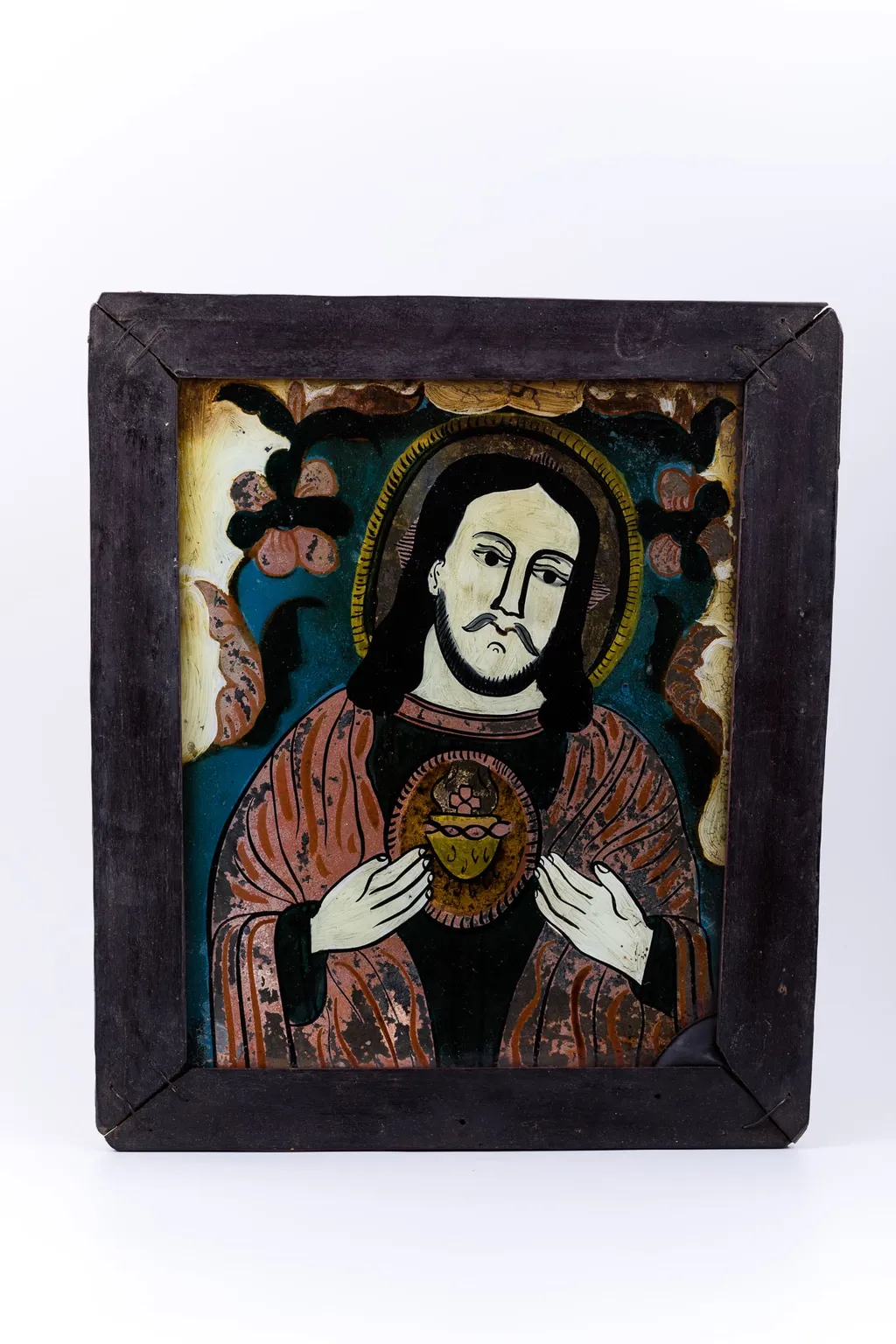 Mântuitorul Iisus Hristos este înveșmântat într-o tunică-sacos gri-antracit înspre negru și mantie roșie vermillon, având deschisă inima cu raze luminoase-aurii. Cu amândouă mâinile Își dăruiește inima aurită cu har. Are părul negru lung, lăsat pe umeri și aureolă galbenă. Fondul icoanei este cerul albastru ceruleum-regal, înconjurat de un chenar decorativ ivoriu-crem și întreaga compoziție iconografică este încadrată de un chenar decorativ fitomorf, format dintr-o ghirlandă de ruje - 2 ruje mari cu șase petale roșii-negre, cu formă de margarete. Cromatica este armonioasă și discret de luminoasă: roșu vermillon-roz, verde kaki, albastru ceruleum și regal, cobalt, brun cafeniu, galben-ocru-muștar, alb, negru. Icoana este rară din punctul de vedere al tematicii abordate - Iisus Hristos cu Inima, tematică cu influențe catolice și pictural-apusene. Icoana este din Nordul Transilvaniei, Nicula., by Unknown, 1850