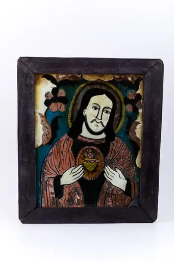 Mântuitorul Iisus Hristos este înveșmântat într-o tunică-sacos gri-antracit înspre negru și mantie roșie vermillon, având deschisă inima cu raze luminoase-aurii. Cu amândouă mâinile Își dăruiește inima aurită cu har. Are părul negru lung, lăsat pe umeri și aureolă galbenă. Fondul icoanei este cerul albastru ceruleum-regal, înconjurat de un chenar decorativ ivoriu-crem și întreaga compoziție iconografică este încadrată de un chenar decorativ fitomorf, format dintr-o ghirlandă de ruje - 2 ruje mari cu șase petale roșii-negre, cu formă de margarete. Cromatica este armonioasă și discret de luminoasă: roșu vermillon-roz, verde kaki, albastru ceruleum și regal, cobalt, brun cafeniu, galben-ocru-muștar, alb, negru. Icoana este rară din punctul de vedere al tematicii abordate - Iisus Hristos cu Inima, tematică cu influențe catolice și pictural-apusene. Icoana este din Nordul Transilvaniei, Nicula., by Unknown
