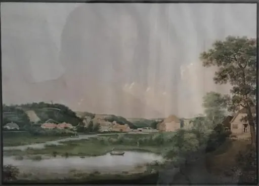Parti fra Kiels omegn; ved åen der løber i skrå retning gennem billedet og udbreder sig noget mere i forgrunden ligger en lille landsby ved foden af en bakke, hvorigennem åen snor sig, by Unknown