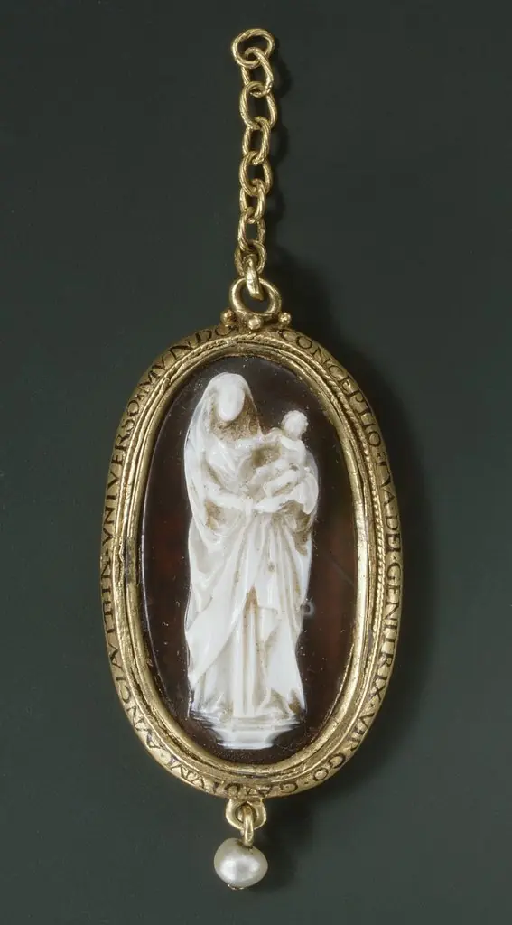 Paternoster Pendant with the Virgin and Child (obverse) and the Meeting of Joachim and Anna at the Golden Gate (reverse), by Unknown