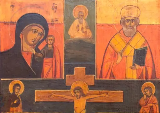 Piesă de cult, de formă dreptunghiulară, alcătuită dintr-o bucată de lemn pictată pe una dintre suprafețe. Icoana este împărțită în patru registre de axul crucii, prezentând un decor antropomorf, dispus astfel: central - Isus Christos răstignit pe cruce, Fecioara Maria și Maria Magdalena în stânga și în dreapta Mântuitorului, pe brațele crucii, iar la partea superioară a crucii Tatăl Ceresc; stânga sus - Maica cu pruncul; dreapta sus - Sfântul Nicolae; stânga jos - Sfântul Dumitru călare pe un cal roșu; dreapta jos - Sfântul Gheorghe călare pe un cal alb (ambii ucigând câte un șarpe, care întruchipează răul). Cromatică: fond verde, decor relizat cu alb, roșu, crem, negru, maro., by Unknown