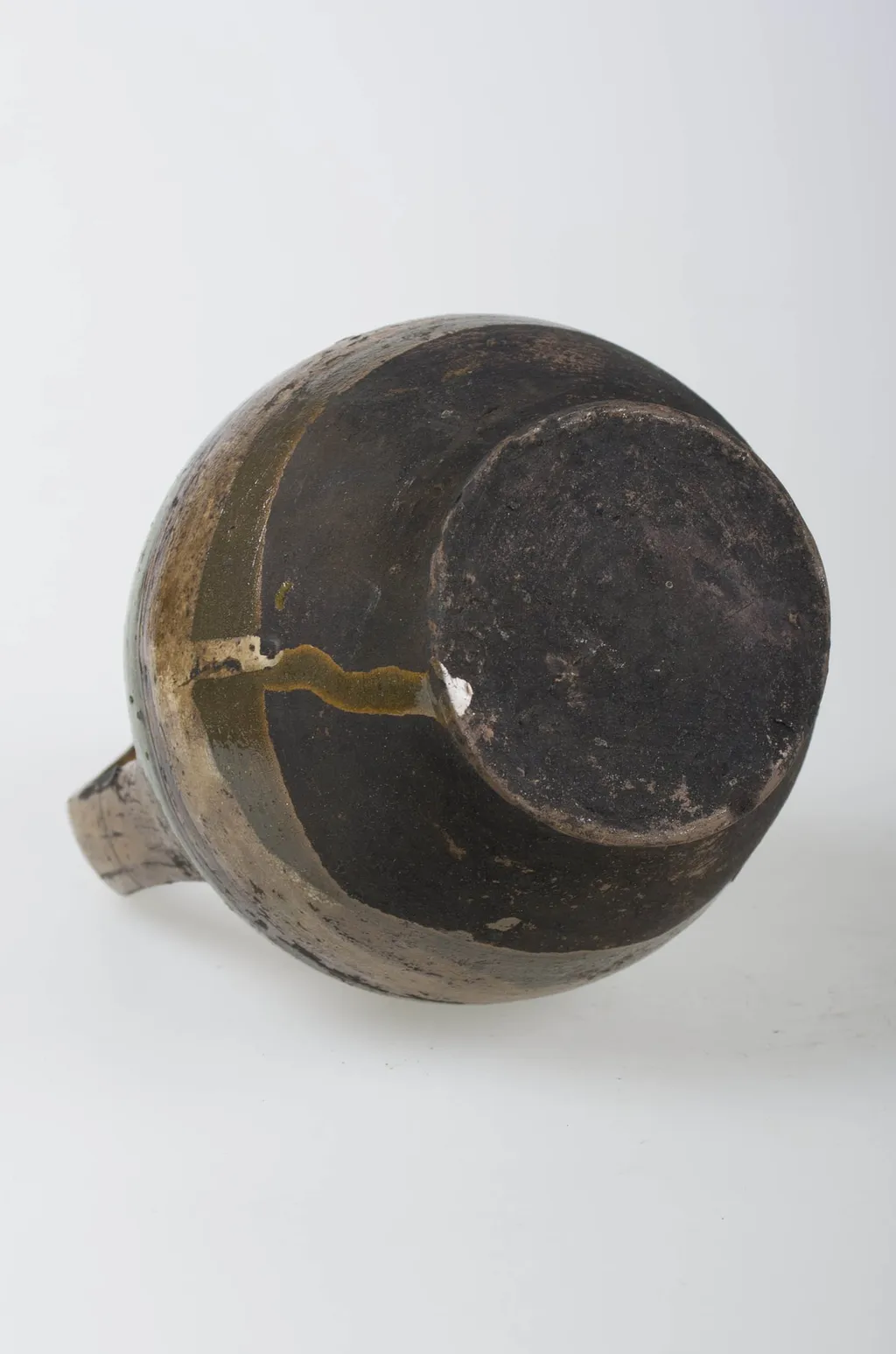 Recipient ceramic de formă sferică cu o toartă ce pornește de la baza buzei, printr-un inel, și se prinde de corp deasupra diametrului maxim. Buza este înaltă și relativ îngustă. Decorul este compus din motive geometrice (liniare, curbilinii) pictate, plasate pe toată suprafața obiectului. Pe alocuri sunt prezente pete de smalț. Vasul este smălțuit la exterior. Cromatică: fond: maron; bej; motive: maron închis, verde, galben., by Unknown, 1850