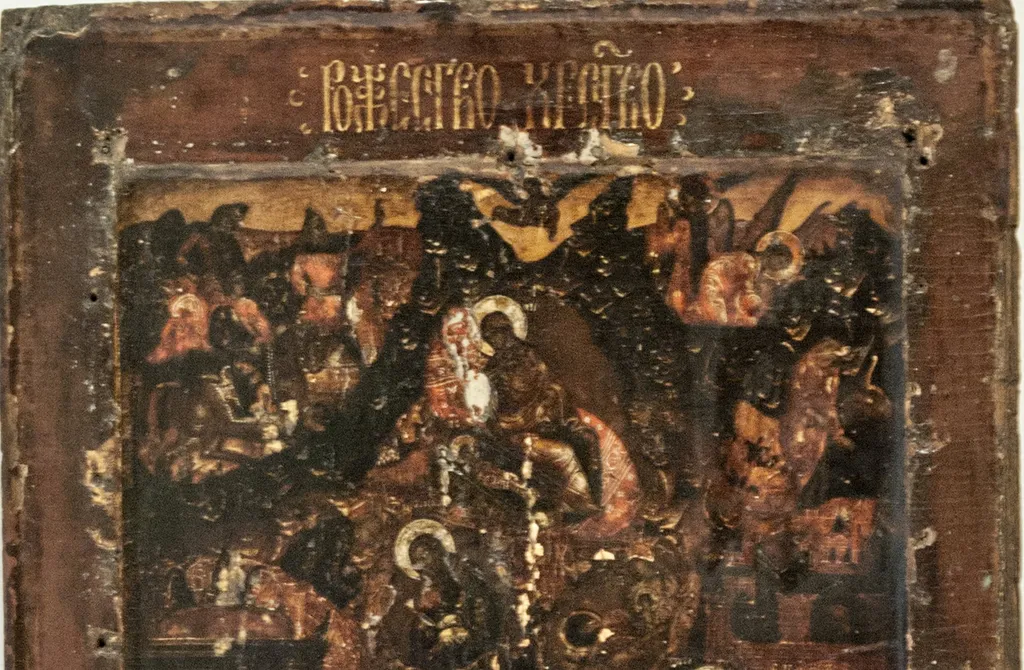 Scenă complexă, redată într-un spațiu pictural incavat, bordura înscriind-o în tipologia icoanelor de tip krashnuska. Scena centrală, nașterea Mântuitorului în peștera din Betleem completată narativ de secena închinării magilor și fuga în Egipt. Fecioara Maria pe un aștenut cu motive tradiționale, alături de Pruncul înfășat,. Un plan mai jos, scăldătoarea Pruncului, și Sfântul Iosif așezat, așezat, gânditor. Deasupra, pe fondul cerului luminat, steaua susținută de arhanghelul Gavriil își revarsă razele. În colțul din stânga sus, cei trei magi călări, urmând drumul indicat de steaua de la răsărit. În colțul drept îngeri vestind nașterea, mai jos un păstor cu oile. Scenele de jos sunt separate de zidurile cetății. În colțul stâng inferior Fecioara Maria pe tron, cu Pruncul în brațe, primind darurile celor trei magi. În dreapta este redată scena fugii în Egipt, Maica Domnului cu Pruncul pe un cal alb, în fața lor Iosif, Arhanghelul Gavriil ocrotindu-i. Scenele sunt redate miniatural, cu mare finețe. Chipurile și veșmintele foarte elaborate. Cromatica specifică icoanelor de acest tip, bordura roșiatică, restul compoziției - tonuri de pământ, brun-roșcat, roșu, galben, accentele de alb foarte fine. Icoana necesită restaurare., by Unknown, unspecified, 1850