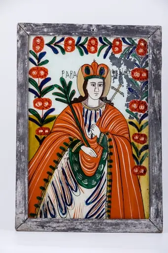 Sfânta Mare Cuvioasă Parascheva de la Iași are crucea brun-bronzie în mâna stângă, binecuvântând, și o ramură de finic, bogată în frunze, în mâna dreaptă. Este îmbrăcată în veșmânt roșu vermillon, cu interiorul căptușit cu gri și brun-bronziu, cu bordura de dantelă verde-galbenă. Sacosul este alb-zinc cu dungi roșii-albastre, dispuse în formă de aripi paralele, cu danteluță și guleraș gri-verzui. Sfânta Cuvioasă are părul negru lung, lăsat pe umeri, coroană roșie cu gri-verzui și aureolă luminoasă. Fondul icoanei este cerul albastru bleuciel, în registrul superior și un câmp luminos de galben-chilimbar, în registrul inferior. Întreaga compoziție iconografică este încadrată de un chenar decorativ fitomorf, format dintr-o ghirlandă formată din 12 ruje roșii, dispuse acoperitor asemenea unei arcade-bolți. Inscripția din româno-chirilică se traduce Paraschiva. Cromatica este armonioasă: roșu vermillon, orange, albastru cobalt și bleu-ciel, verde forest și smarald, bronziu, negru, alb zinc. Icoana este din Nordul Transilvaniei, Gherla., by Unknown