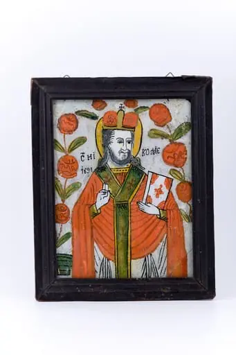 Sfântul Mare Ierarh Nicolae, făcător de minuni, îmbrăcat în veșminte liturgice, de ierarh, sacos alb cu dungi subțiri negre și epitrahil-patrafir verde văratic, cu marginea galbenă și cu trei cruci roșii-acajou. Ține în mâna stângă Sfânta Evanghelie închisă și cu mâna dreaptă Binecuvintează. Este unul dintre cei mai populari și iubiți sfinți, ocrotitor al caselor, familiilor și copiilor. Are barbă sură, părul lung și mithră arhierească bej-brună și aureolă. Fondul icoanei este cerul bleu-ciel senin alburiu, încadrat de un chenar decorativ fitomorf, format dintr-o ghirlandă de 8 ruje roșii-orange. Întreaga tematică iconografică este încadrată de un chenar decorativ geometrizant alb. Inscripția din româno-chirilică se traduce Sf Nicolae. Icoana este datată 1891. Cromatica este armonioasă: roșu-vermillon-orange, albastru bleu-ciel-alburiu, galben-chihlimbar, crem, bej, crem, bronziu, alb zinc, negru. Icoana este din Nordul Transilvaniei, Nicula., by Unknown
