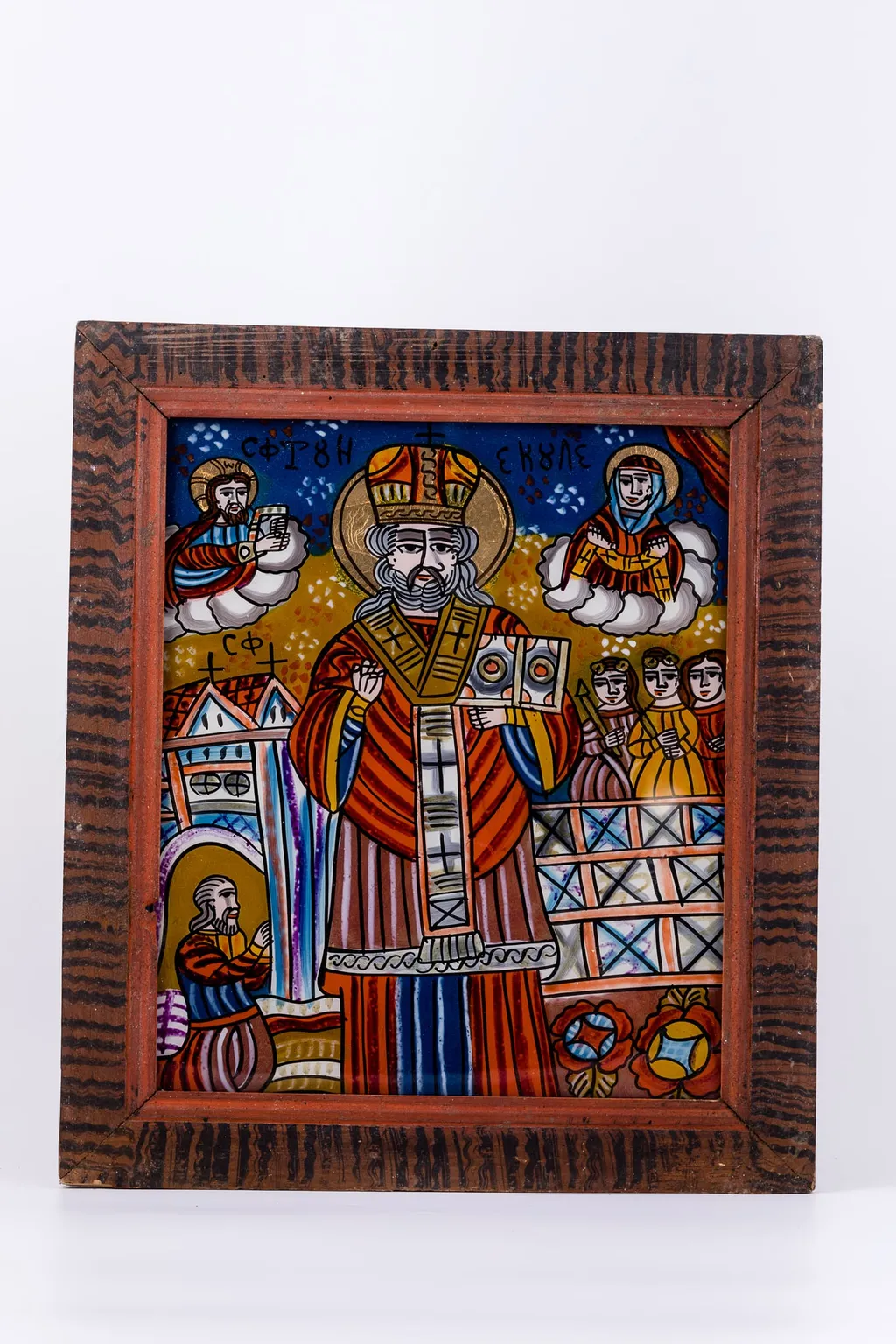Sfântul Mare Ierarh Nicolae, făcător de minuni, îmbrăcat în veșminte liturgice, de ierarh, sacos roz-stacojiu, felon roșu vermillon-stacojiu, cu interiorul albastru și epitrahil-patrafir gri-bronziu, cu patru cruci negre brodate. Ține în mâna stângă Sfânta Evanghelie și cu mâna dreaptă Binecuvântează. Este unul dintre cei mai populari și iubiți sfinți, ocrotitor al caselor, familiilor și copiilor. Are barbă sură și mithră arhierească și aureolă. În registrul superior, sunt Dumnezeu-Tatăl Binecuvântând și Maica Domnului Ocrotind. Fondul este cerul albastru cobalt-ceruleum, împodobit cu elemente astrale - punctiflorale roșii și albe și un câmp luminos galben-auriu, în registrul mediu. În registrul mediu și inferior, sunt cele trei fete salvate și ajutate de Sfântul Nicolae și tatăl lor îngenuncheat, mulțumind pentru minunea săvârșită. Desenul este fin conturat. Cromatica este armonioasă: roșu vermillon, stacojiu-roz putred, albastru ceruleum și cobalt, galben muștar ocru, bronz, brun, bej, crem, auriu, alb, negru. Inscripția în chirilică se traduce Sfântul Nicolae. Icoana este de Țara Oltului., by Unknown, 1850