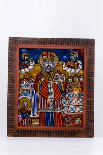 Sfântul Mare Ierarh Nicolae, făcător de minuni, îmbrăcat în veșminte liturgice, de ierarh, sacos roz-stacojiu, felon roșu vermillon-stacojiu, cu interiorul albastru și epitrahil-patrafir gri-bronziu, cu patru cruci negre brodate. Ține în mâna stângă Sfânta Evanghelie și cu mâna dreaptă Binecuvântează. Este unul dintre cei mai populari și iubiți sfinți, ocrotitor al caselor, familiilor și copiilor. Are barbă sură și mithră arhierească și aureolă. În registrul superior, sunt Dumnezeu-Tatăl Binecuvântând și Maica Domnului Ocrotind. Fondul este cerul albastru cobalt-ceruleum, împodobit cu elemente astrale - punctiflorale roșii și albe și un câmp luminos galben-auriu, în registrul mediu. În registrul mediu și inferior, sunt cele trei fete salvate și ajutate de Sfântul Nicolae și tatăl lor îngenuncheat, mulțumind pentru minunea săvârșită. Desenul este fin conturat. Cromatica este armonioasă: roșu vermillon, stacojiu-roz putred, albastru ceruleum și cobalt, galben muștar ocru, bronz, brun, bej, crem, auriu, alb, negru. Inscripția în chirilică se traduce Sfântul Nicolae. Icoana este de Țara Oltului., by Unknown