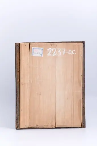 Sfântul Mare Mucenic Gheorghe este așezat călare pe un cal alb-gri, omorând balaurul verde-gri-antracit cu lancea, pe care o ține în amândouă mâinile. Fondul icoanei este cerul cobalt-senin, în registrul superior și alb-bej-bronziu în cel inferior, în centrul icoanei ușor întrepătrundu-se toate culorile. Tunica Sfântului Mucenic Purtător de Biruință este roșie vermillon, cu mânecile verzi, având pantalonii gri, cizme negre și tunică roșie-vermillon. Întreaga compoziție iconografică este încadrată de un chenar decorativ fitomorf, format dintr-o ghirlandă de 7 ruje - trandafiri sălbatici și bujori roșii și roz cu petale și pistil alternativ colorate cu albastru cobalt, roz și roșu vermillon. Ghirlanda excelează prin delicatețea desenului și bogăția cromatică armonioasă. Ziua de praznic a Sfântului Gheorghe este în 23 aprilie, primăvara, justificându-se pentru încă o dată prezența ghirlandei înflorite. Inscripția din româno-chirilică se traduce S. Georgie. Cromatica este armonioasă; roșu vermillon, roz, albastru cobalt, ceruleum, cobalt, gri antracit, ocru, bronziu, brun, crem, alb și negru. Icoana este din Nordul Transilvaniei, Nicula., by Unknown
