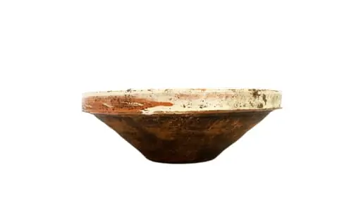 Strachină de formă tronconică, modelată la roată; decor geometrizat și naturalist realizat cu linii circulare de diferite mărimi alternând cu linii vălurite realizate cu pensonul; central prezintă un motiv fitomorf: floare realizat cu linii curbe și puncte de culoare; cromatică: fond alb dat de angobă, decor realizat cu verde și cărămiziu., by Unknown
