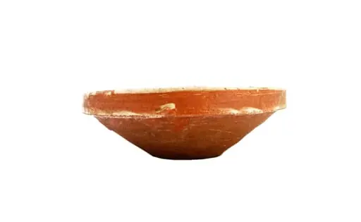 Strachină lucrată în manieră Kuty, de formă tronconică, modelată la roată; decor geometrizat și naturalist organizat în două registre despărțite de linii circulare realizate cu cornul; central prezintă un motiv fitomorf: floare înconjurată de motive geometrice cercuri alternând cromatic delimitate de linii drepte; spre marginea vasului linii drepte circulare și vălurite realizate cu cornul alternând cu linii drepte realizate cu pensonul; cromatică: fond alb dat de angobă, decor realizat cu verde, cărămiziu și galben., by Unknown