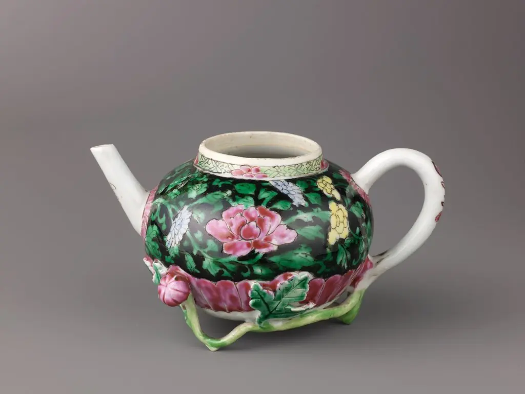 Teapot (a) and saucer (b), by Unknown, 1740