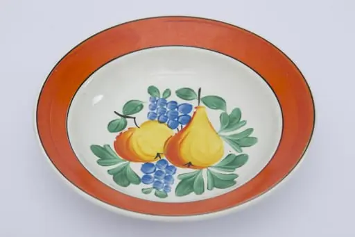 Vas ceramic de formă tronconică aplatizat pe bază inelară, ușor adâncit. Există două registre ornamentale, unul plasat de jur împrejurul buzei cu motive geometrice: un unel de culoare portocalie, cercul conturul inelului este negru. Al doilea registru plasat în centru cu motive fitomorfe, iar în interiorul acestora se găsesc: un măr, un strugure și o pară. Cromatică: fond: alb; motive: portocaliu; verde; galben; albastru; negru., by Unknown