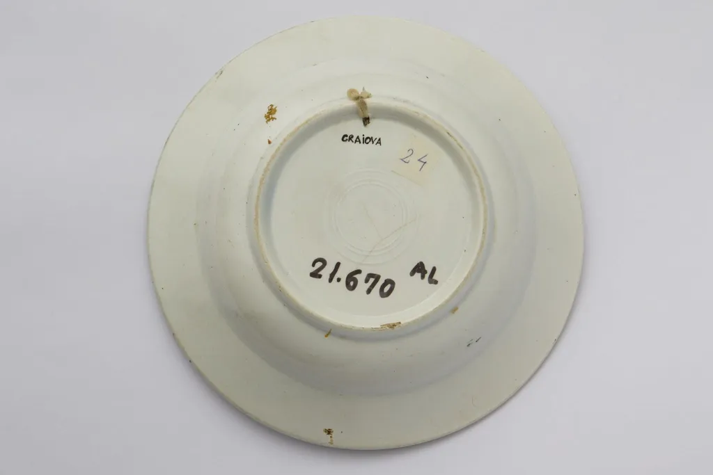 Vas ceramic de formă tronconică. Există două registre ornamentale, unul plasat de jur împrejurul buzei cu motive florale. Al doilea registru plasat în centru de asemenea motive florale. La posterior baza inelară perforată pentru atârnare. Cromatică: fond: alb; motive: verde; albastru., by Unknown, unspecified, 1850