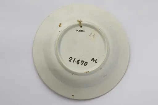 Vas ceramic de formă tronconică. Există două registre ornamentale, unul plasat de jur împrejurul buzei cu motive florale. Al doilea registru plasat în centru de asemenea motive florale. La posterior baza inelară perforată pentru atârnare. Cromatică: fond: alb; motive: verde; albastru., by Unknown