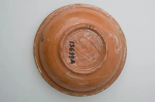 Vas ceramic smălțuit, de formă circulară cu profil tronconic, având pereții ușor evazați, baza plată și buza circulară. Decorat cu motive vegetal-florale și cordiforme pe fundul vasului (două rânduri de frunze, o lalea și o inimă), pictate cu pensula. Fundul vasului este delimitat de pereți printr-o linie subțire, circulară. Gura este pictată în alb și la exterior.Pe fundul vasului găsim marca Granitul No 8 și două cercuri concentrice, incizate. Cromatică: fond alb interior, cărămiziu și alb exterior; motive: albastru, cărămiziu, verde, maro., by Unknown
