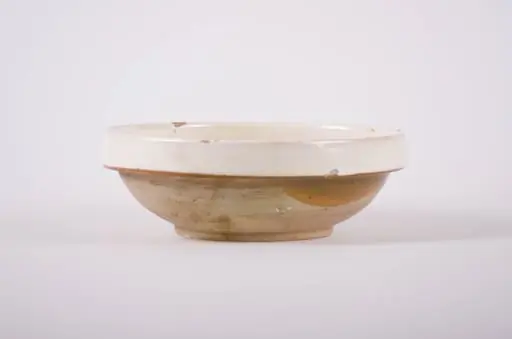 Vas de formă circulară, adâncit, cu gura foarte înaltă; pe fund are găuri pentru agățare. Este smălțuit la interior și exterior (buza). Este decorat cu motive geometrice: linie, linie ondulată; motive fitomorfe: frunze; motive florale. Cromatică: fond: alb; motive: maro; verde; albastru., by Unknown