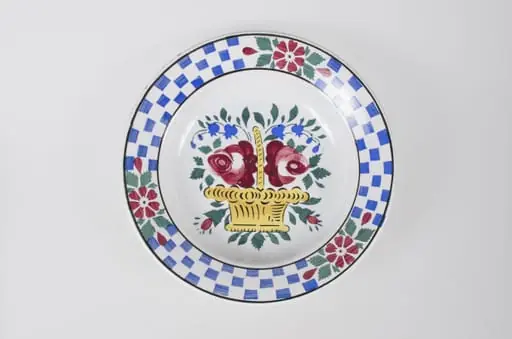 Vas de formă tronconică, adâncă. Pe fundul farfuriei se află un ornament format din: un coș de flori (trandafiri și clopoței). Pe marginea farfuriei între două cercuri concentrice apar trei flori despărțite de trei registre în formă de tablă de șah realizate din dreptunghiuri albastre. Cromatică: fond: alb; motive: galben; roșu; verde; albastru; negru., by Unknown